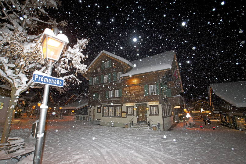 Zoom: Snowstorm in Gstaad