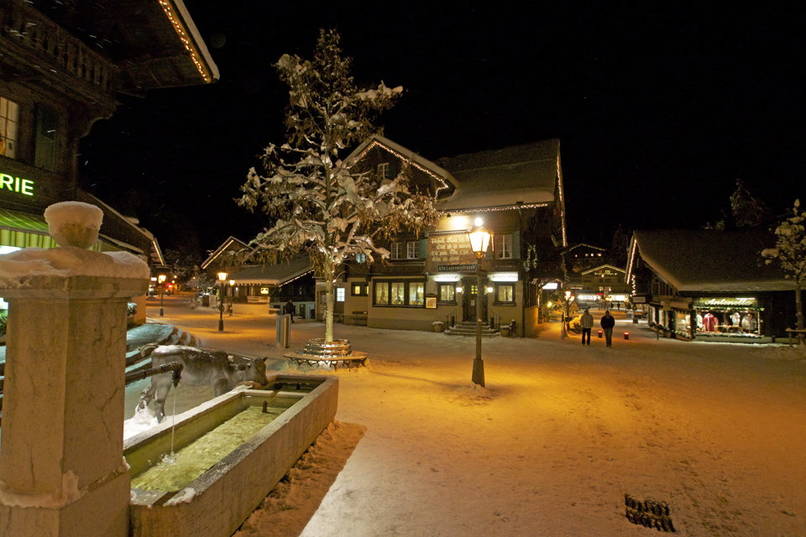 Zoom: Gstaadplatz mit Brunnen 