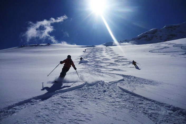 powder skiing